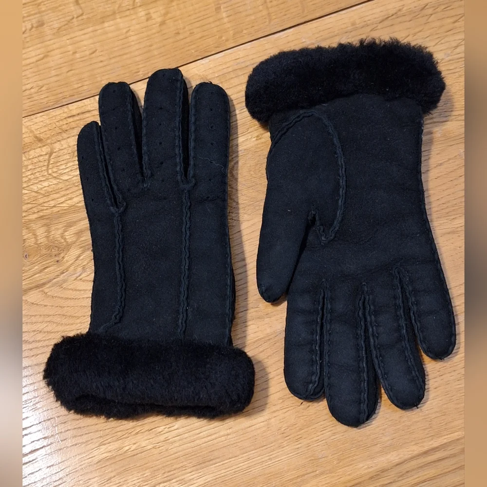UGG | Black, Stiched Suede Gloves